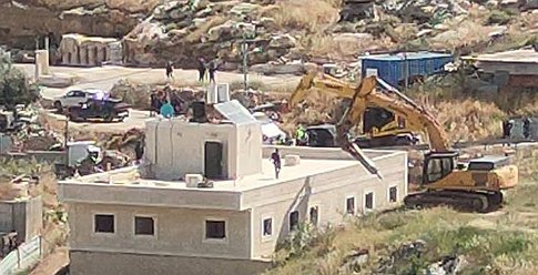 آليات الاحتلال تهدم منزلاً في القدس المحتلة