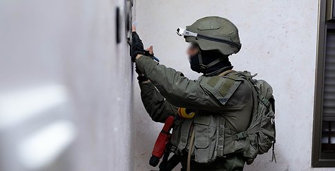 الاحتلال يأخذ مقاسات منازل منفذي عملية الخليل تمهيداً لهدمها