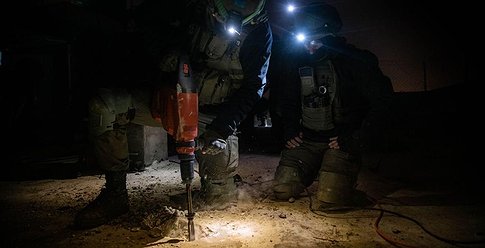 الاحتلال يُفجر شقة فلسطيني نفذ عملية بالخليل