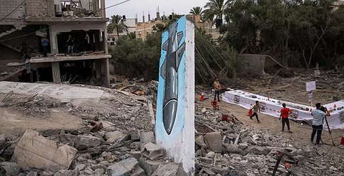 فنانون يرسمون صوراً جرافيتية على أنقاض منازل في قطاع غزة