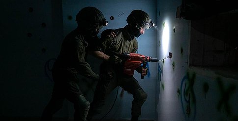الاحتلال يُفجر شقة فلسطيني نفذ عملية بالخليل