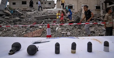 فنانون يرسمون صوراً جرافيتية على أنقاض منازل في قطاع غزة