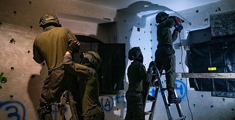 الاحتلال يُفجر شقة فلسطيني نفذ عملية بالخليل