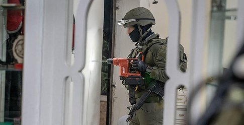 الاحتلال يأخذ مقاسات منازل منفذي عملية الخليل تمهيداً لهدمها