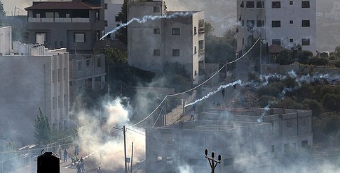 إشتباكات وشهيد وإصابات واعتقال مطارد… هذا ما حدث في نابلس