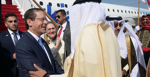 الرئيس الإسرائيلي يصل البحرين ويلتقي بمسؤولين