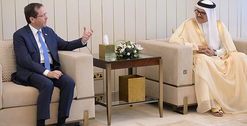 الرئيس الإسرائيلي يصل البحرين ويلتقي بمسؤولين
