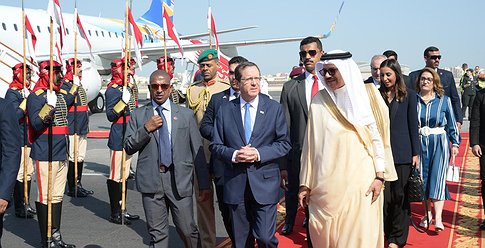 الرئيس الإسرائيلي يصل البحرين ويلتقي بمسؤولين