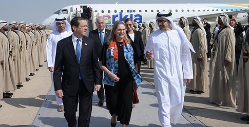الرئيس الإسرائيلي في الإمارات يدعو الدول إلى التطبيع