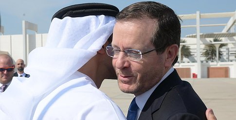الرئيس الإسرائيلي في الإمارات يدعو الدول إلى التطبيع