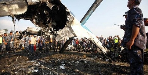 مقتل العشرات في تحطم طائرة وسط نيبال