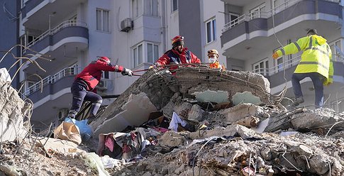 البرد يخنق الجميع تحت الأنقاض في تركيا وسوريا.. تفاصيل جديدة مُعمقة