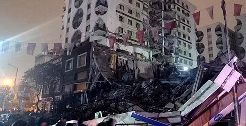 مئات القتلى والمفقودين في زلزال ضرب تركيا وسوريا