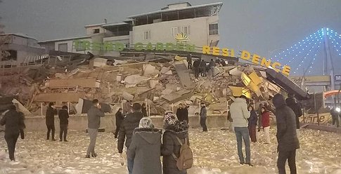 مئات القتلى والمفقودين في زلزال ضرب تركيا وسوريا