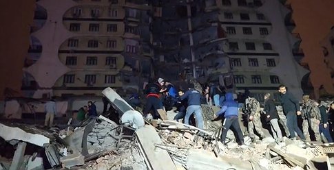 مئات القتلى والمفقودين في زلزال ضرب تركيا وسوريا