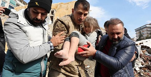 البرد يخنق الجميع تحت الأنقاض في تركيا وسوريا.. تفاصيل جديدة مُعمقة