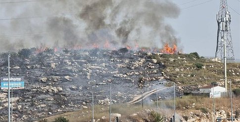 اندلاع مئات الحرائق وانقطاع الكهرباء خلال يومٍ حارٍ على إسرائيل