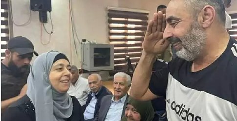 صحيفة عبرية: دعا الأجهزة الأمنية لمقارعة اليهود... كيف أصبح أبو رعد حازم "أيقونة" فلسطين؟