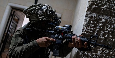 الاحتلال يأخذ مقاسات منازل منفذي عملية الخليل تمهيداً لهدمها