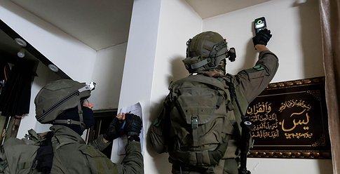 الاحتلال يأخذ مقاسات منازل منفذي عملية الخليل تمهيداً لهدمها