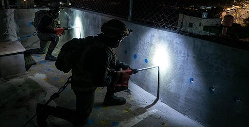 الاحتلال يُفجر شقة فلسطيني نفذ عملية بالخليل
