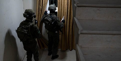 الاحتلال يأخذ مقاسات منازل منفذي عملية الخليل تمهيداً لهدمها