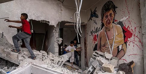 فنانون يرسمون صوراً جرافيتية على أنقاض منازل في قطاع غزة
