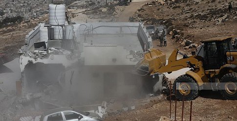 الإحتلال يهدم منزل عائلة فلسطينية جنوبي الخليل
