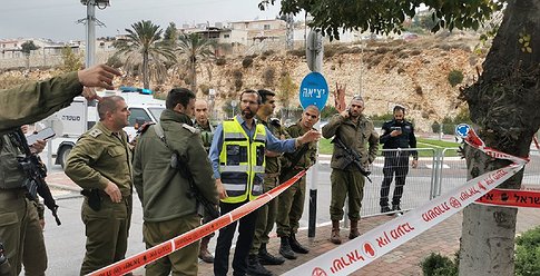 إصابة مستوطنة بعملية دهس شمال القدس واستشهاد المنفذ