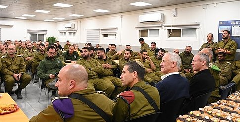 مسؤولون إسرائيليون وأمريكيون يُضيئون شمعة "الأنوار" الثالثة