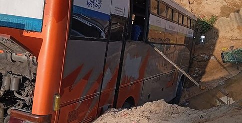10 إصابات في حادث سير غرب غزة بين حافلة وسيارة