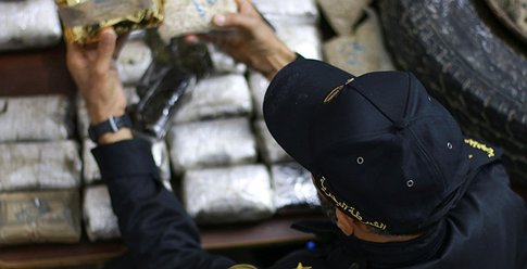 الداخلية بغزة تضبط عشرات الآلاف من الحبوب وفروش الحشيش