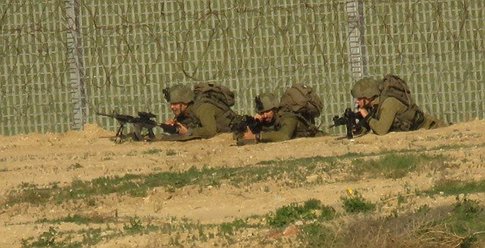 انفجار عبوة ناسفة بجرافة عسكرية على حدود غزة والجيش يرد