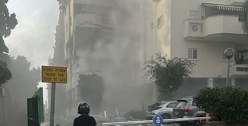 قتيل وعشرات الإصابات بقصف صاروخي على تل أبيب وغلاف غزة