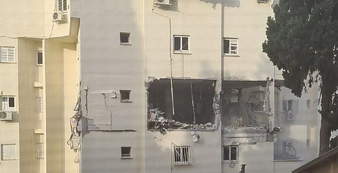 قتيل وعشرات الإصابات بقصف صاروخي على تل أبيب وغلاف غزة
