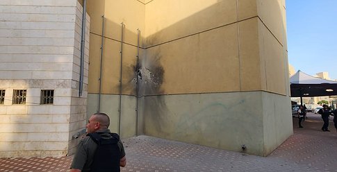 قتيل وعشرات الإصابات بقصف صاروخي على تل أبيب وغلاف غزة