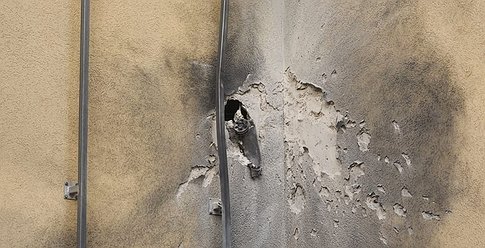 قتيل وعشرات الإصابات بقصف صاروخي على تل أبيب وغلاف غزة