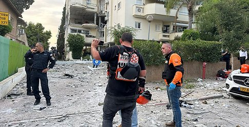 قتيل وعشرات الإصابات بقصف صاروخي على تل أبيب وغلاف غزة