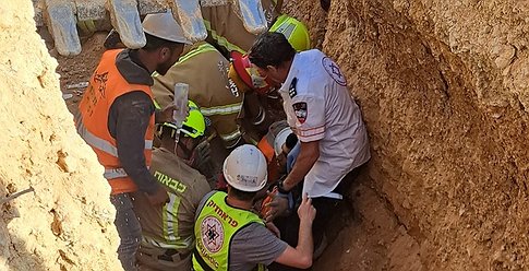 بعد ساعات..انقاذ عاملين من انهيار رملي قرب بيت لحم