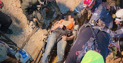 بعد ساعات..انقاذ عاملين من انهيار رملي قرب بيت لحم