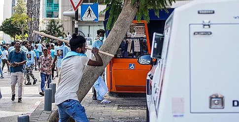 مئات الجرحى بتظاهرات عنيفة بين الإريتريين وساحة الحرب هي تل أبيب