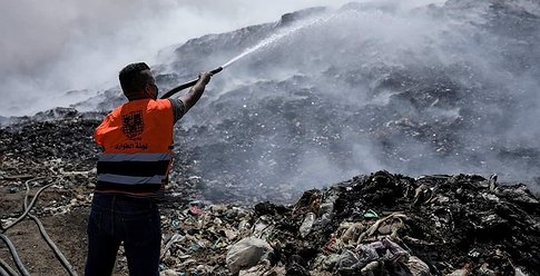 بلدية غزة تعلن حالة الطوارئ عقب احتراق مكب نفايات