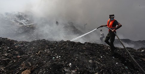 بلدية غزة تعلن حالة الطوارئ عقب احتراق مكب نفايات