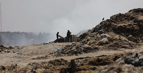 بلدية غزة تعلن حالة الطوارئ عقب احتراق مكب نفايات