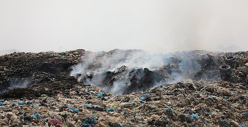 بلدية غزة تعلن حالة الطوارئ عقب احتراق مكب نفايات