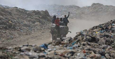 بلدية غزة تعلن حالة الطوارئ عقب احتراق مكب نفايات