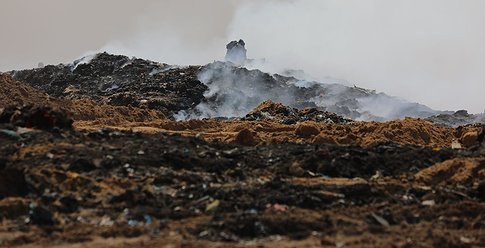 بلدية غزة تعلن حالة الطوارئ عقب احتراق مكب نفايات