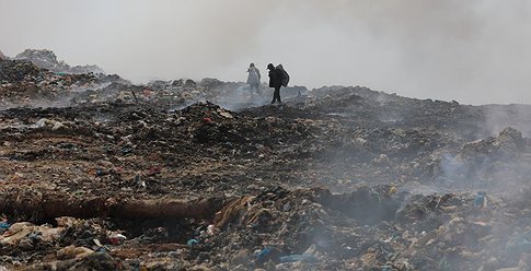 بلدية غزة تعلن حالة الطوارئ عقب احتراق مكب نفايات