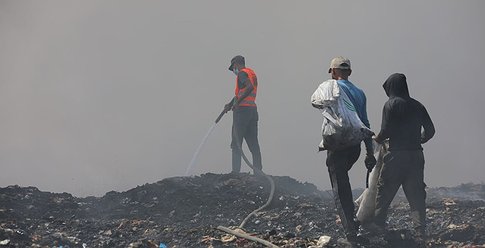 بلدية غزة تعلن حالة الطوارئ عقب احتراق مكب نفايات