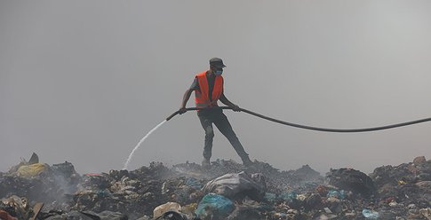 بلدية غزة تعلن حالة الطوارئ عقب احتراق مكب نفايات